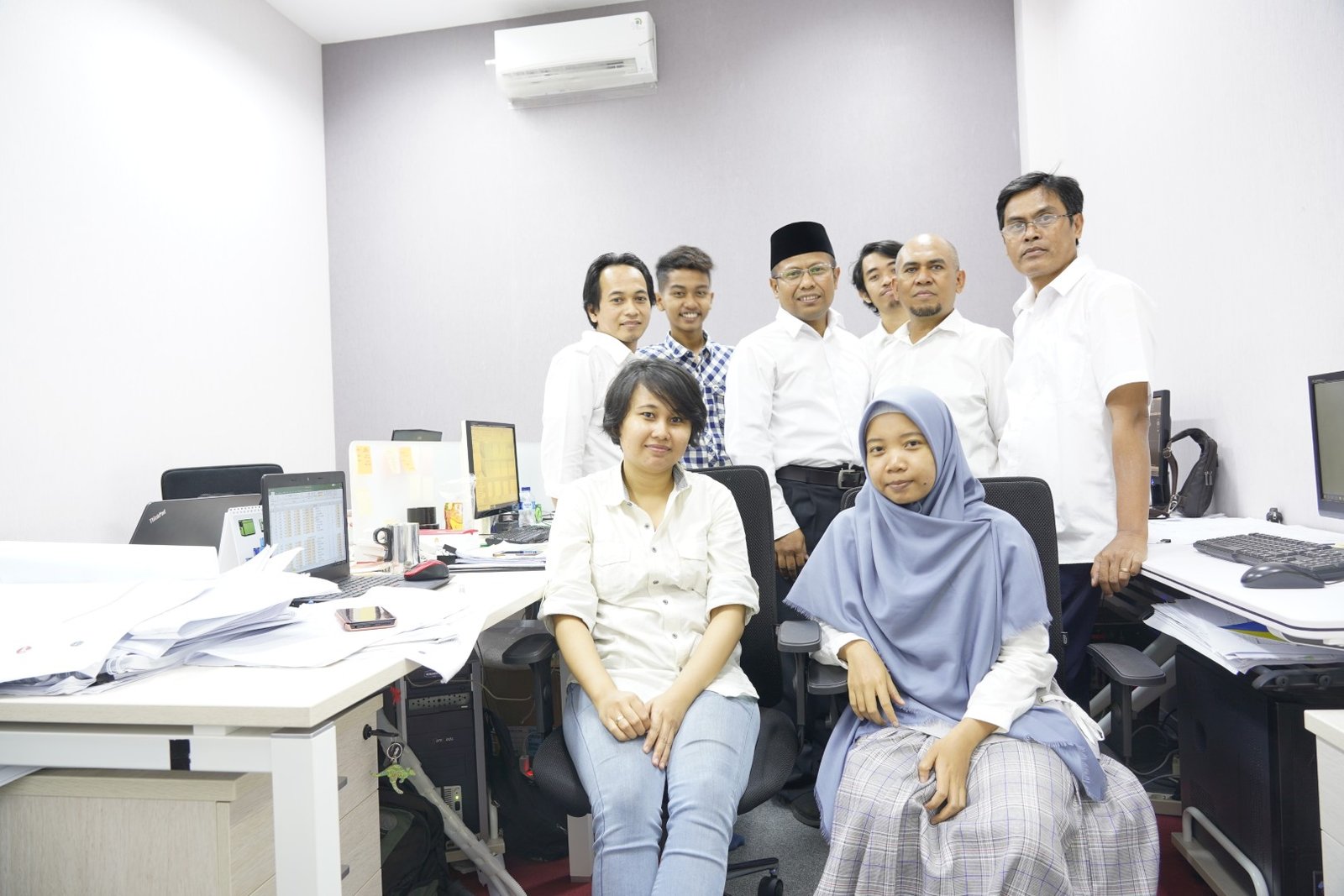 Dokumentasi tim Metaphora di ruang studio